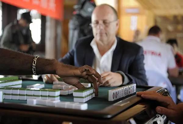 打麻将提高胜率技巧：4大核心+分阶段策略，稳胡不翻车！