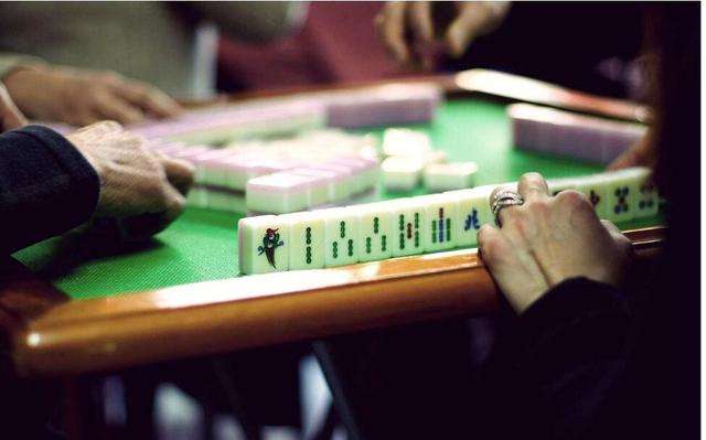 打一胜棋牌麻将整理手牌的核心注意事项：合规、高效、不暴露