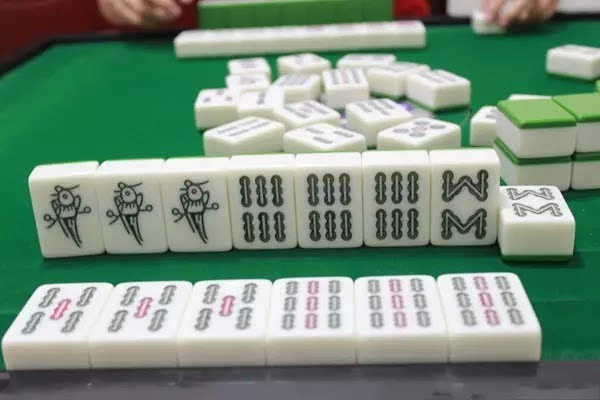 真人麻将必懂心理战术，精准拿捏对手稳赢局